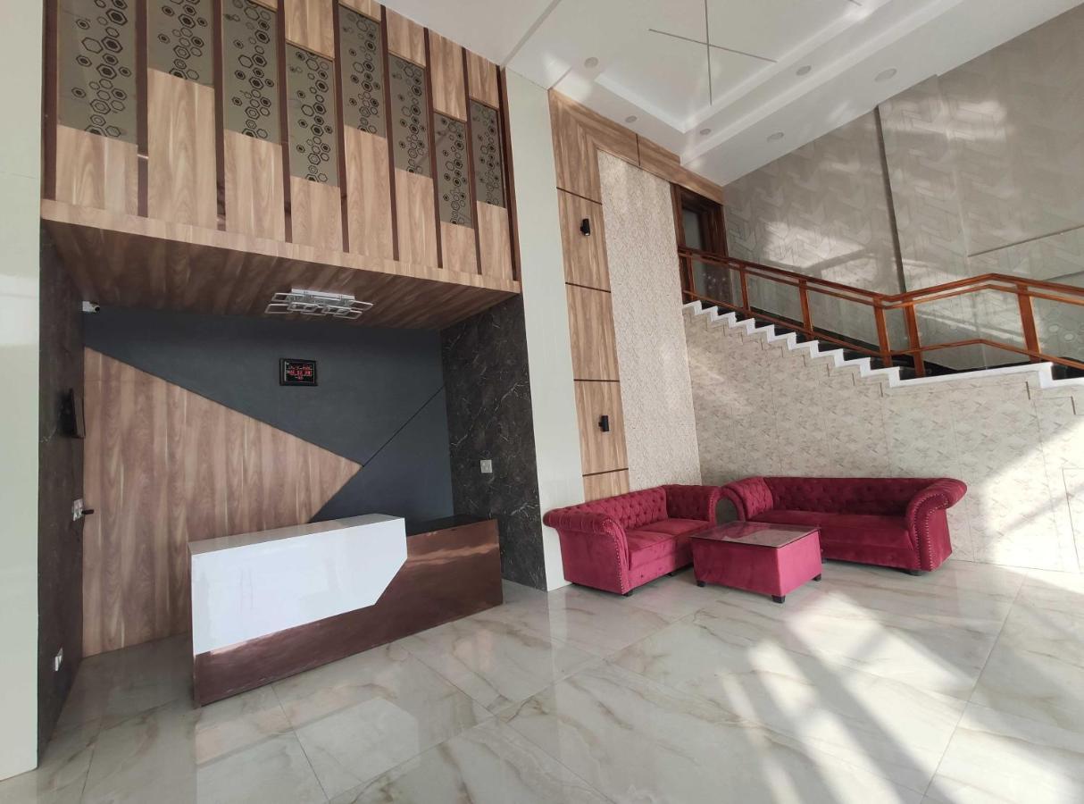 Oyo 92169 Apple Leaf Banquet & Hotel Alīgarh מראה חיצוני תמונה