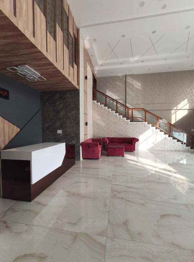 Oyo 92169 Apple Leaf Banquet & Hotel Alīgarh מראה חיצוני תמונה