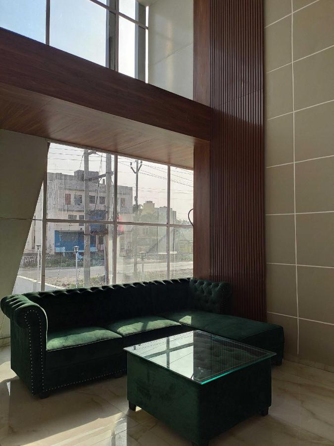 Oyo 92169 Apple Leaf Banquet & Hotel Alīgarh מראה חיצוני תמונה