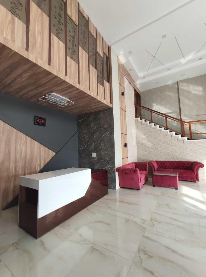 Oyo 92169 Apple Leaf Banquet & Hotel Alīgarh מראה חיצוני תמונה