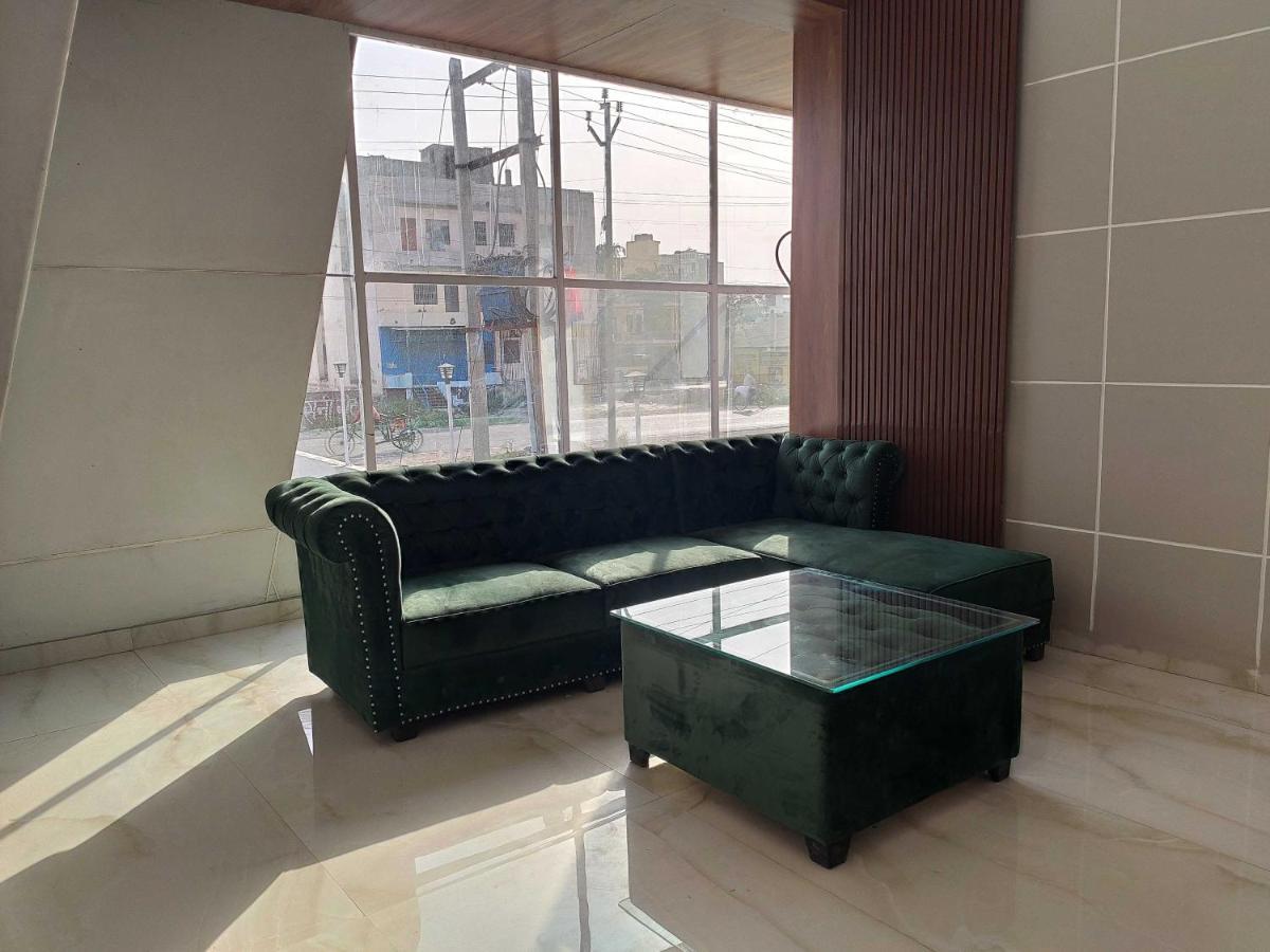 Oyo 92169 Apple Leaf Banquet & Hotel Alīgarh מראה חיצוני תמונה